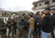 مواطنون يتصدون لهجوم المستوطنين ويشتبكون مع جنود الاحتلال في قرية برقة شمال مدينة نابلس