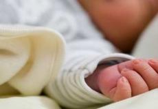 العثور على رضيعة بجانب مسجد في الرام