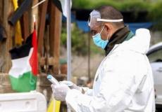 طبيب يأخذ عينات كورونا في فلسطين