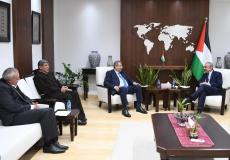 رئيس الوزراء يتسلم دعوة حضور قداس منتصف الليل