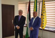 أحمد أبو هولي خلال لقاء السفير البرازيلي لدى فلسطين أليساندرو كاندياس