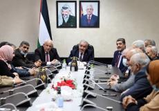 اشتية يسلم حقيبتي "الداخلية والأوقاف" للوزيرين الجديدين