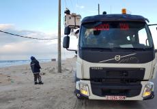 كهرباء غزة تقوم بصيانة وتركيب خط مغذي لمنطقة المواصي في خانيونس