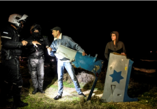 عناصر من الشرطة الإسرائيلية في موقع تحطم المروحية العسكرية قبالة حيفا (رويترز)