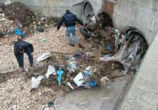 رمي النفايات ومخلّفات البناء في قنوات تصريف المياه ومجاري الأودية
