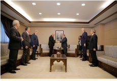 وفد مركزية "فتح" يسلم وزير الخارجية السوري رسالة من الرئيس عباس لبشار الأسد