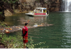 أحد عناصر فرق الانقاذ التابعة للشرطة البرازيلية يبحث عن مفقودين في الحادثة "رويترز"