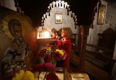 مسيحيو غزة يحيون عيد الميلاد المجيد حسب التقويم الشرقي في كنيسة "القديس برفيريوس" (أحمد زقوت/سوا)