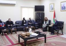 المحافظ يلتقي وفدا من القنصلية البريطانية ويطلعه على واقع المحافظة