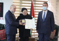 "الهباش" يقلّد باحثين مصريين ميدالية الرئيس عباس التذكارية