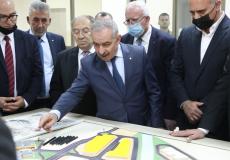 اشتية خلال استعراضه المشاريع في أريحا