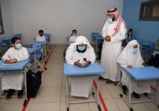 الشيخ عبدالرحمن السديس مع ابنه على مقاعد الدراسة