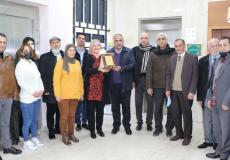 التربية والتعليم  تكرم مديرة برنامج التعليم لا ينتظر