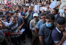 مواطنون في غزة يقدمون على تصاريح للعمل في إسرائيل