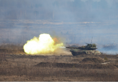 دبابة تابعة للجيش الأوكراني أثناء تدريبات على الحدود الروسية الأوكرانية