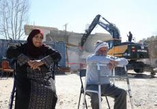سلطات الاحتلال تجبر عائلتين على هدم منزلهما ذاتيا