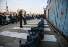 مواطنون ينتظرون تعبئة اسطوانات الغاز في غزة