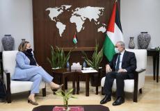 لقاء رئيس الوزراء محمد اشتية بوزيرة التجارة البريطانية في رام الله