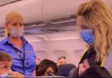 جانب من الفيديو الذي يوثق عملية طرد المسافر من الطائرة