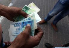 توزيع مساعدات نقدية في قطاع غزة