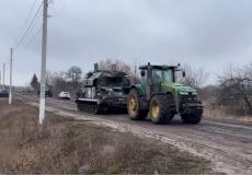 جرار زراعي وآلية عسكرية في أوكرانيا