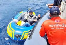 فيتنامي يغامر بحياته في عرض البحر