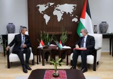 رئيس الوزراء محمد اشتية خلال لقائه وزير خارجية سنغافورة فيفيان بالاكريشنان