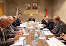 رئيس الوزراء محمد اشتية خلال ترؤسه الاجتماع