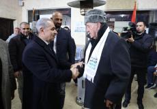 محمد اشتية خلال تفقده مراكز القوائم الانتخابية في مدينة البيرة