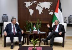 رئيس الوزراء الفلسطيني محمد اشتية والمفوض العام للأونروا لازاريني