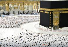 المصلون يؤدون صلاة الفجر دون تباعد في المسجد الحرام