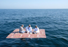 عمانيون يجلسون على حصير فوق سطح البحر