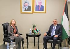 حسين الشيخ يبحث مع القنصل البريطاني العام آخر التطورات السياسية