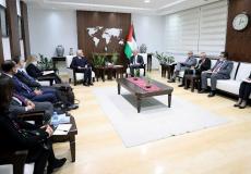 اشتية يجتمع مع وفد من المدراء التنفيذيين في البنك الدولي