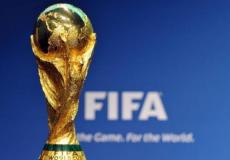 اسم فيفا مع مجسم كأس العالم 2022 مونديال قطر
