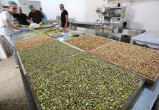 صنع حلوى "الحلقوم" في احد مصانع غزة