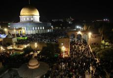 آلاف المواطنين يحتشدون في ساحات الحرم القدسي لإحياء ليلة القدر