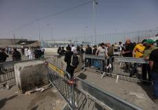 مواطنون يعبرون حاجز قلنديا باتجاه القدس لأداء صلاة الجمعة الاخيرة من شهر رمضان في المسجد الاقصى المبارك