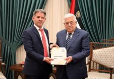 الرئيس محمود عباس خلال تسلمه التقرير السنوي لهيئة مكافحة الفساد للعام 2021 من رئيس الهيئة رائد رضوان (تصوير: ثائر غنايم)