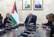 محمد اشتية خلال استقباله وفدا من البرلمان البريطاني