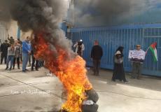 فلسطينيون يشعلون الاطارات المطاطية أمام مقر الأونروا في غزة