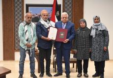 الرئيس عباس يُكرّم عائلة الأسير كريم يونس