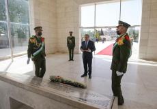 رئيس الوزراء يضع اكليلاً زهور على ضريح ياسر عرفات