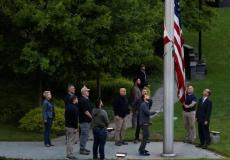 موظفو السفارة الأمريكية في كييف يرفعون علم بلادهم داخل مقر السفارة