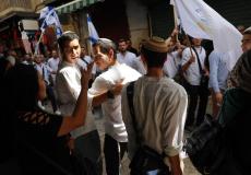 مستوطنون يرفعون أعلام الاحتلال في باب العامود بالقدس