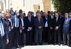 اشتية إلى جانب الرئيس عباس خلال تشييع أبو عاقلة بمقر الرئاسة في رام الله