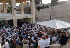 مستوطنون يقتحمون باحات المسجد الاقصى بحراسة الشرطة