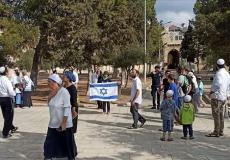 مستوطن يرفع العلم الإسرائيلي في باحات المسجد الأقصى  - ارشيف