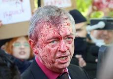 تعرض السفير الروسي لدى بولندا للرش بمادة حمراء