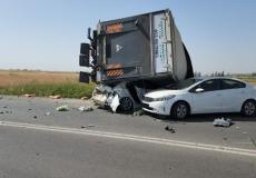 انقلاب شاحنة على سيارتين قرب أسدود